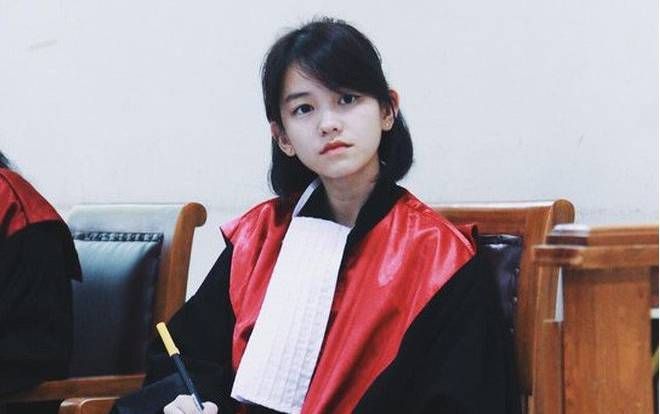 Xuất hiện trên ghế thẩm phán ở tuổi 22, cô gái khiến CĐM không ngớt xuýt xoa bởi thần thái cực xinh đẹp và cuốn hút