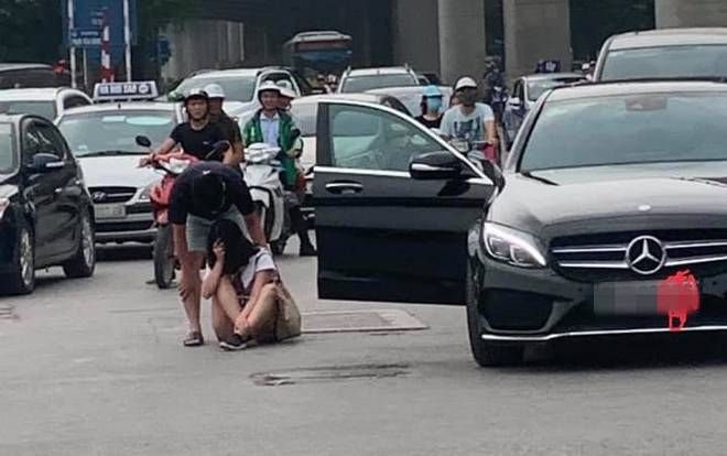 Giận dỗi bạn trai, cô gái lao từ xe Mercedes xuống đường ôm mặt khóc gây cản trở hàng chục phương tiện giao thông