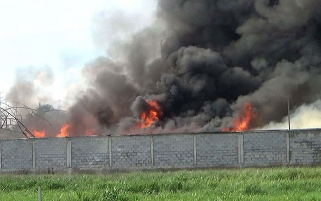 Kho nệm mút ở ngoại ô Sài Gòn bất ngờ bốc cháy dữ dội nghi do hàn xì