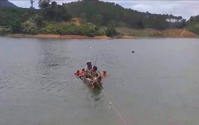 Bị lật xuồng khi đi câu cá, 3 nam sinh đuối nước thương tâm