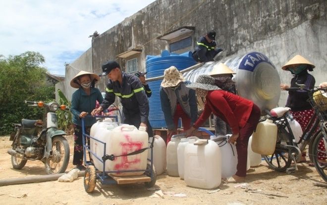Hạn hán kéo dài gây mất nước trầm trọng, Bình Định huy động xe cứu hỏa cung cấp nước sạch cho người dân