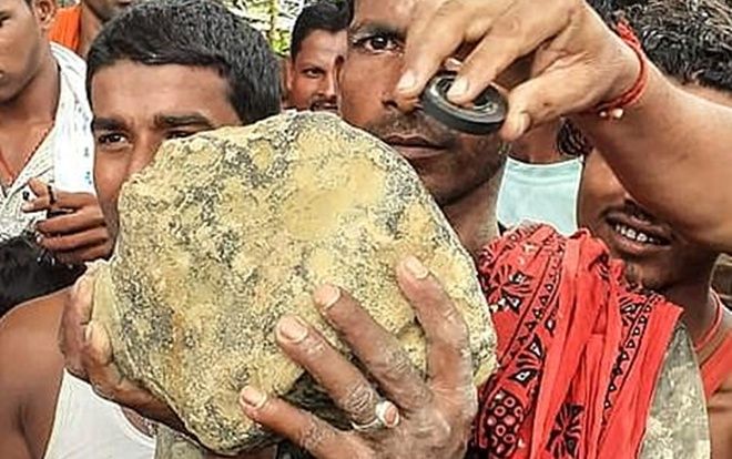 Vật thể to bằng quả bóng nghi thiên thạch rơi xuống ruộng lúa