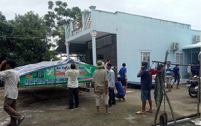 Chồng dùng điện bẫy chuột, vợ ra đồng thăm lúa bị giật tử vong