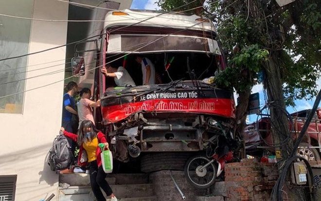 Hiện trường xe khách đâm hàng loạt xe trên quốc lộ ở Quảng Ninh, 3 người bị thương nặng, 2 người tử vong