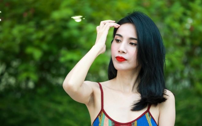 Khoe vẻ đẹp mặn mà, Thủy Tiên hài hước: 'Sông có thể cạn núi có thể mòn, riêng điệu là không thay đổi được'