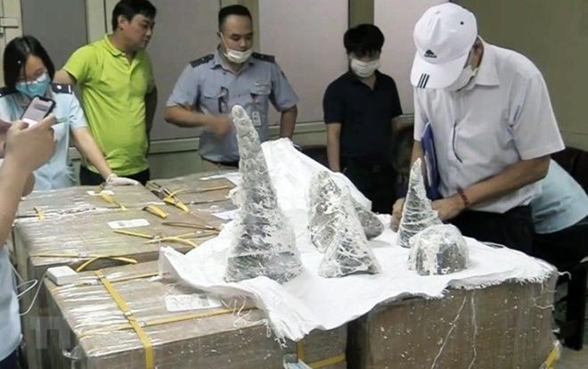 Bắt giữ hơn 125kg sừng tê giác giấu trong khối thạch cao ở sân bay Nội Bài