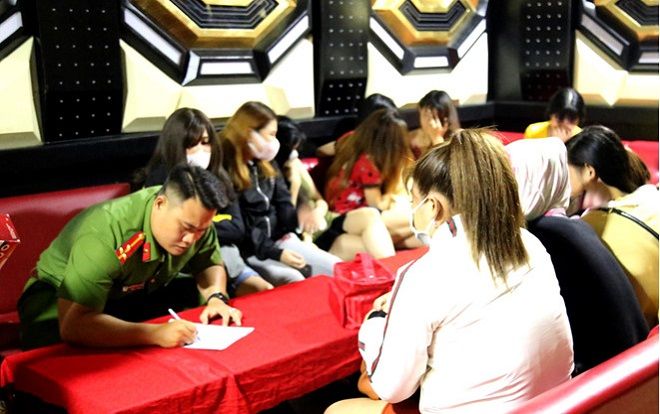 Ập vào kiểm tra quán karaoke, nhóm 'dân chơi' vội vứt ma túy bỏ chạy tán loạn