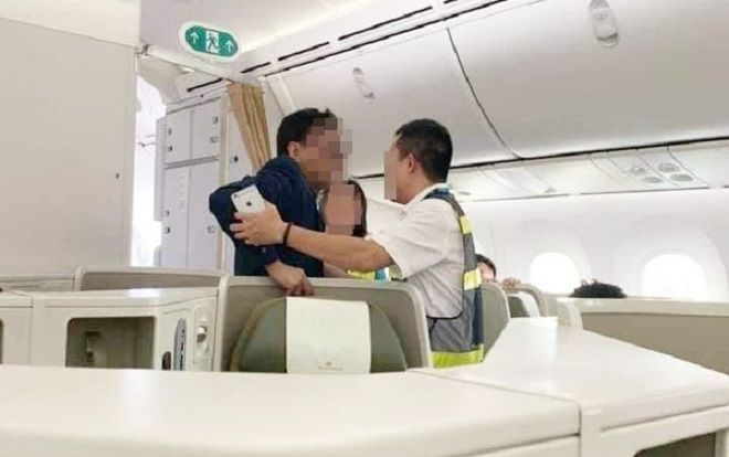 Vụ hành khách hạng thương gia nghi sàm sỡ cô gái trẻ trên máy bay: 'Tôi vấp té rồi bám lên thành ghế…'