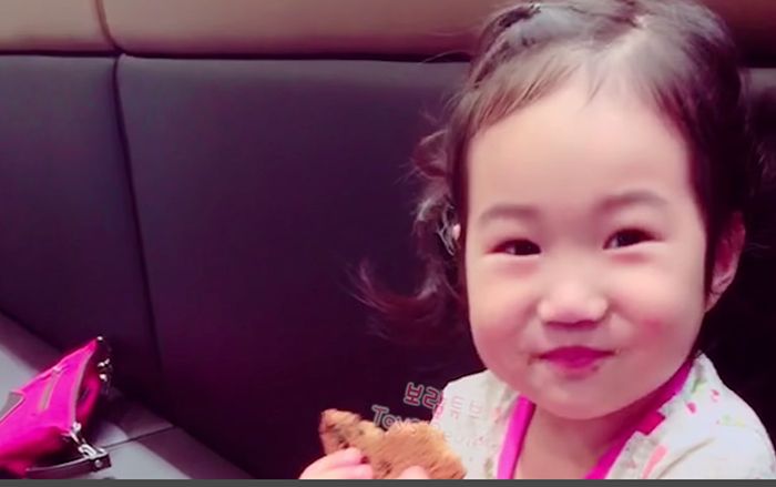 Bé gái 6 tuổi mua nhà 8 triệu USD ở Hàn Quốc nhờ thành công trên YouTube