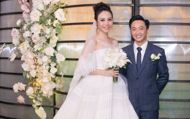 Cường Đô la và Đàm Thu Trang ngọt ngào chăm sóc nhau trong lễ cưới