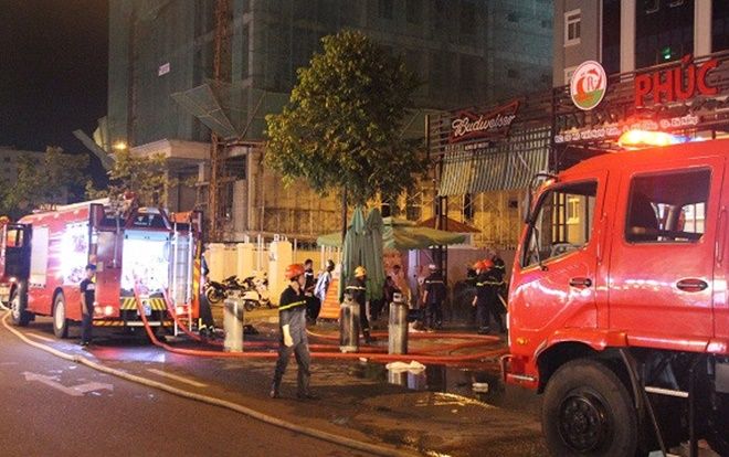 Lửa bao trùm quán nhậu ở Đà Nẵng sau tiếng nổ lớn, thực khách và nhân viên hoảng hốt tháo chạy 