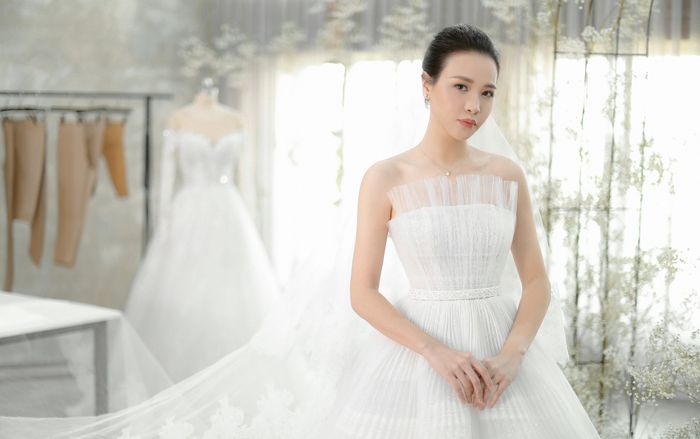 Soi váy cưới Đàm Thu Trang: Trang phục cưới trong mơ của mọi cô dâu