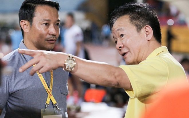 Bầu Hiển xuống sân trò chuyện, HLV Quảng Nam không bao giờ 'xin điểm'