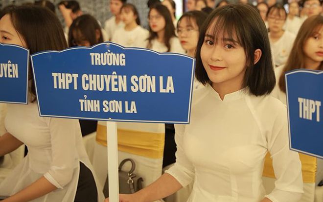 Chỉ với một bức ảnh đại diện trường trong trại hè, nữ sinh phố núi bỗng chốc 'hot' rần rần với danh xưng 'hotgirl cầm bảng'