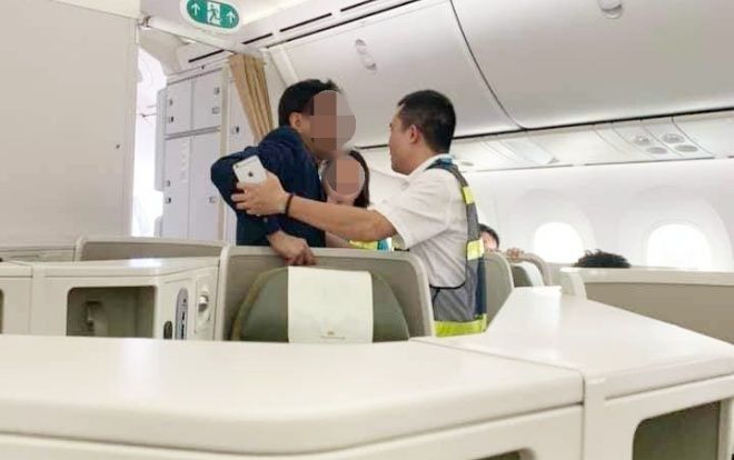 Khách hạng thương gia tiếp tục bị tố sàm sỡ tiếp viên trưởng: ‘Thậm chí còn sờ cả vào tôi’