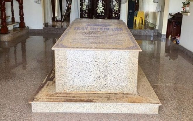 Ngôi mộ đặt giữa phòng khách căn biệt thự ở Bến Tre trên báo nước ngoài