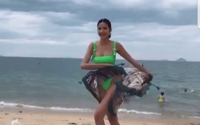 Hoàng Thùy diện áo tắm khoe vòng 1 căng mẩy, dân tình ùa vào khen phối đồ đẹp