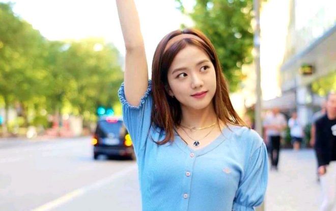 Jisoo xinh lung linh dạo phố  và chụp ảnh tại Stockholm