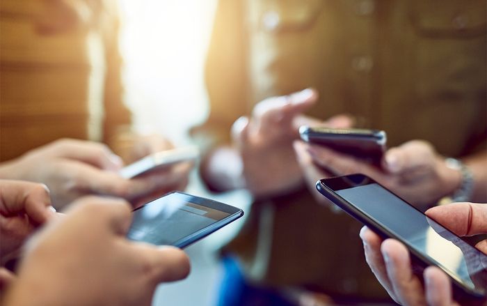 Cắm mặt vào smartphone liên tục có thể khiến bạn bị bệnh tim, béo phì