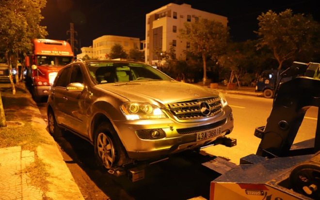 Đứng tim clip ô tô 'điên' chạy vòng vòng rồi lao vào quán nhậu khiến nhiều người tháo chạy tán loạn