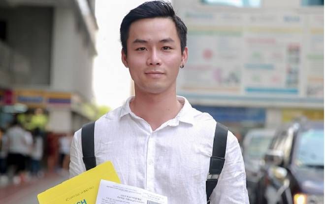Nam sinh ĐH HUTECH gây ấn tượng với ngoại hình 'soái ca' trong ngày đầu hướng dẫn tân sinh viên làm thủ tục nhập học