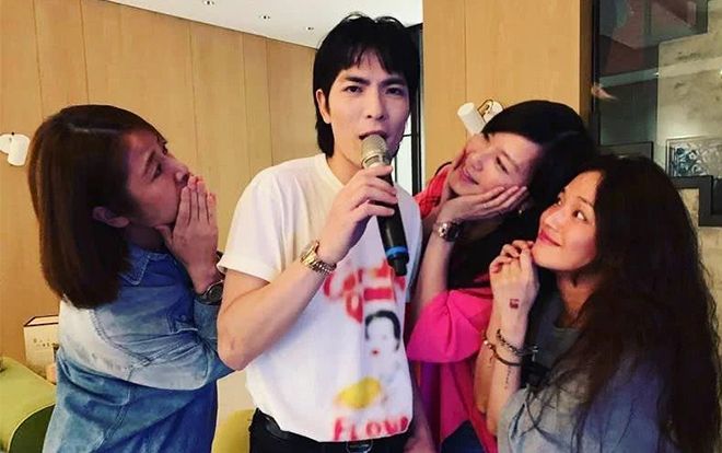 Lâm Tâm Như tụ họp cùng với bạn thân Thư Kỳ, trở thành 'fan girl' lắng nghe Tiêu Kính Đằng hát