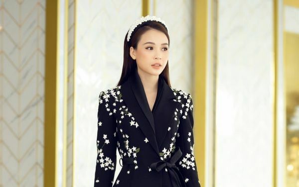 Mặc đầm kín cổng cao tường, Sam vẫn hút ánh nhìn bởi nhan sắc như búp bê