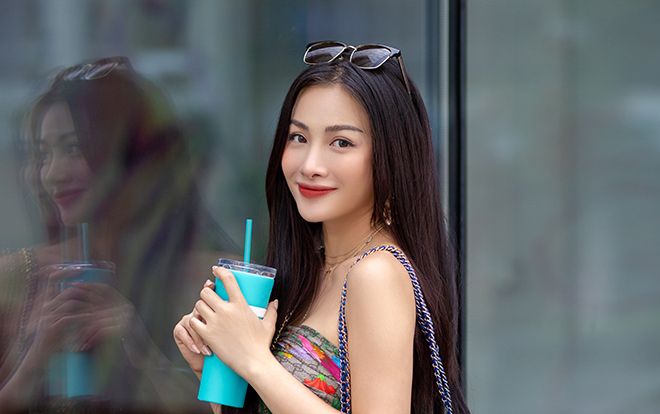 Liều lĩnh quấn khăn lụa làm áo quây, Yaya Trương Nhi gợi cảm tột độ trên phố Sài Gòn