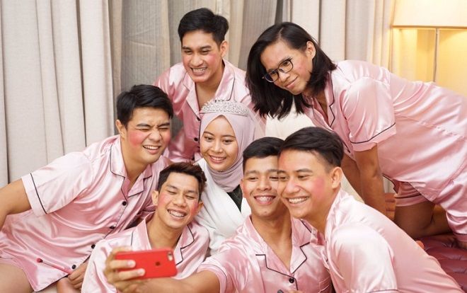 Cô nàng chọn 6 ông bạn thân làm phù dâu, mặc hẳn pyjama màu hồng gây sốt cộng đồng mạng