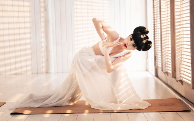 Jessica Minh Anh bẻ người tạo dáng, thần thái siêu mẫu toát ra chất ngất