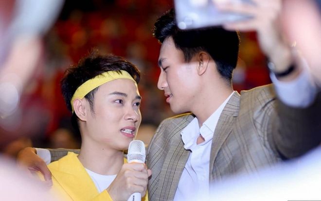 Clip hot: Trúc Nhân lần đầu công khai bạn trai ngay tại họp báo, cả 2 không ngần ngại dành cho nhau 1 nụ hôn