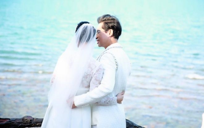 Ngọc Sơn tung ảnh cưới úp mở chuyện lấy vợ và chính thức đòi quà ‘đại gia đình’