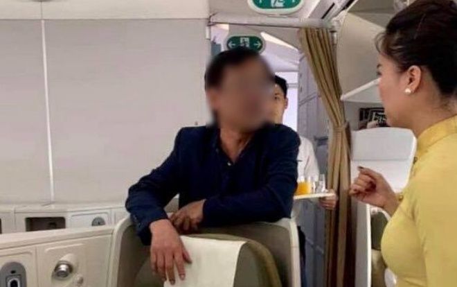 Đại gia bất động sản bị tố sàm sỡ cô gái trên chuyến bay Vietnam Airlines bị phạt 10 triệu đồng