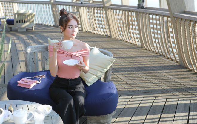 Ninh Dương Lan Ngọc diện váy ngắn nhẹ nhàng, khoe thần thái nữ tính khó cưỡng