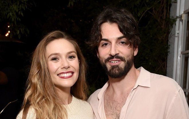 'Nàng phù thuỷ nóng bỏng' Scarlet Witch của Avengers đính hôn cùng bạn trai nhạc sĩ