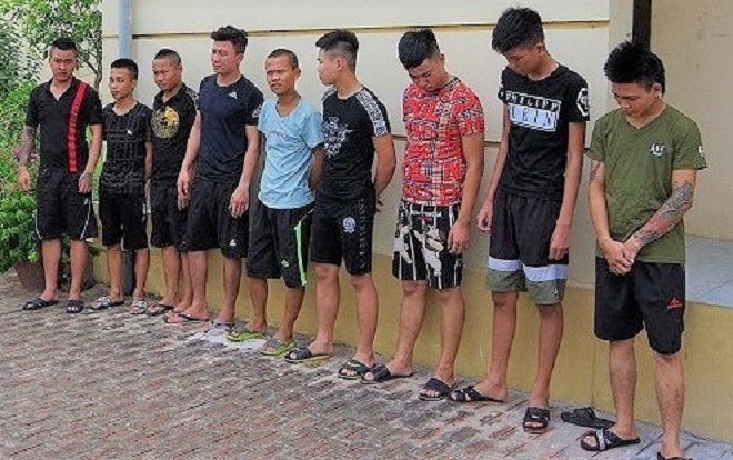 Bạn gái bị trêu ghẹo, nam thanh niên rủ 11 người mang 'hàng nóng' đi xử lý