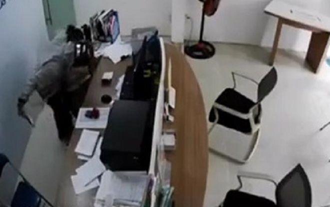 Bắt giữ tên cướp kề dao vào cổ nữ nhân viên cửa hàng sim thẻ ở Sài Gòn