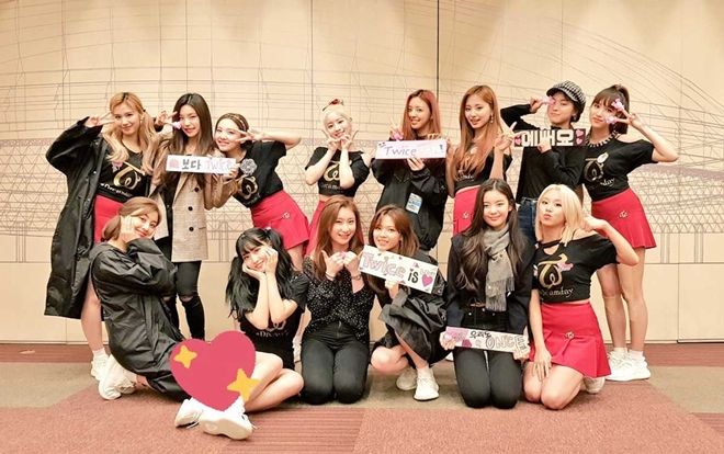 Còn ai thương ITZY bằng TWICE: Cover vũ đạo 'Icy', cổ vũ hết mình khi hậu bối biểu diễn và nhiều hơn thế