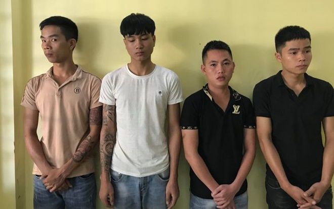 Bắt 4 đối tượng ném 'bom bẩn' vào nhà dân để ép trả nợ