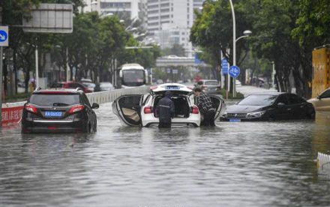 Bão Wipha độ bổ, đường phố Trung Quốc biến thành sông