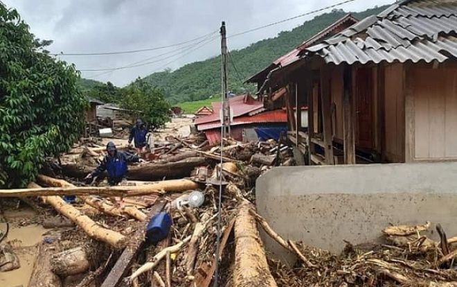 Đi lùa bắt lợn sổng chuồng sau bão số 3 người đàn ông ở Thanh Hoá bị lũ cuốn trôi, vợ đi tìm chồng bị mắc kẹt giữa suối dữ