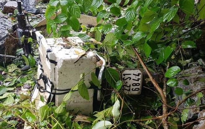 Nhiều tảng đá lớn rơi xuống quốc lộ 3 đè trúng xe máy sau bão số 3, bà bị vùi lấp tử vong, cháu trai 17 tuổi bị thương nặng