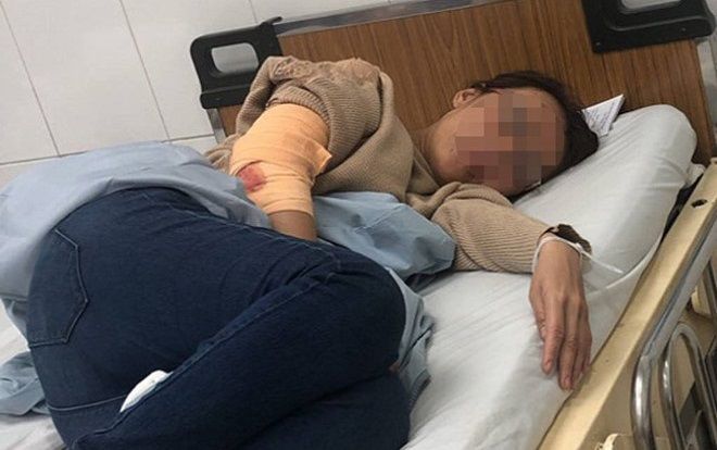 Côn đồ đòi nợ thuê ngông cuồng chém chủ quán cà phê tới tấp đến nhập viện