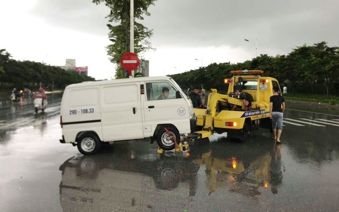 Kiếm bạc triệu nhờ ‘giải cứu’ ô tô, xe chết máy sau bão số 3 ở Hà Nội