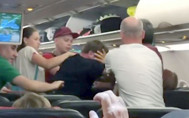 3 hành khách 'choảng nhau' làm náo loạn máy bay