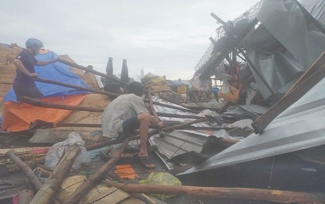 Hàng trăm căn nhà ở miền Tây bị ngập nước, sập và tốc mái do mưa lớn kèm lốc xoáy