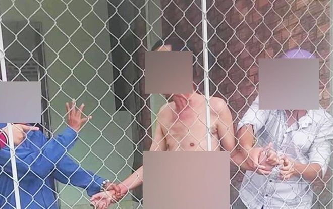 Đối tượng U70 bị người dân bắt giữ trong tình trạng khỏa thân nghi đang dâm ô bé gái 13 tuổi