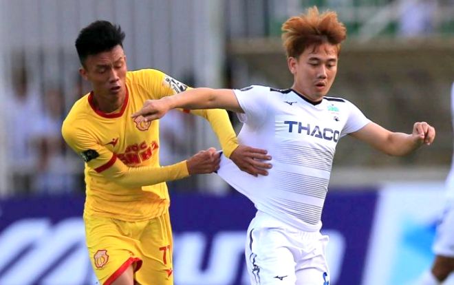 Cận cảnh bàn thắng khiến HAGL mất 3 điểm ở phút bù giờ trước Nam Định