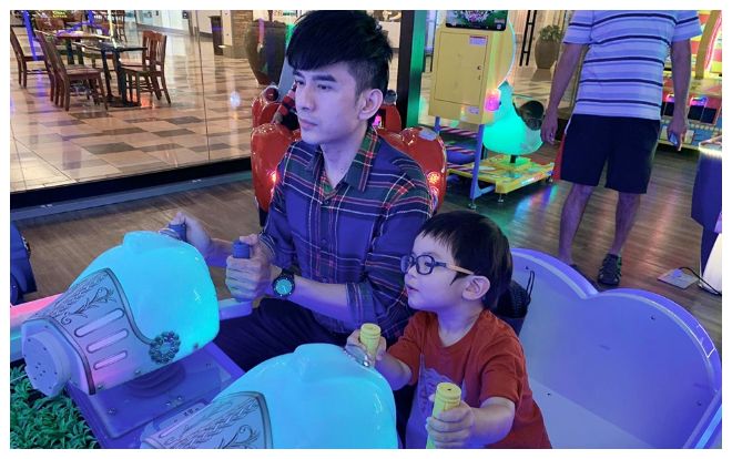 Đan Trường than thở chuyện tuổi tác khi không còn sức chơi với con trai nhỏ
