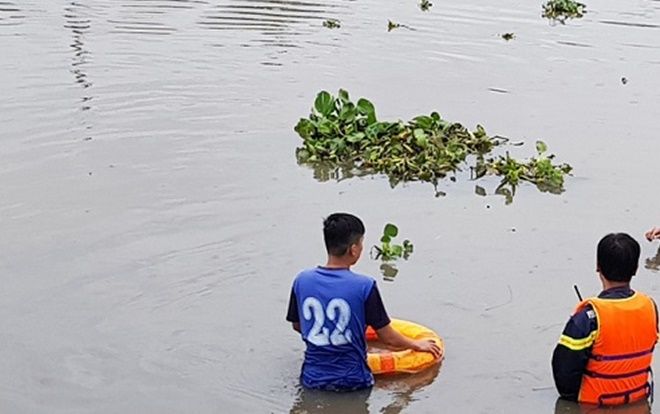Nhiều giờ tìm kiếm nam thanh niên nghi 'ngáo đá' nhảy xuống sông mất tích